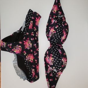 Strapless swimsuit top with matching cheeky bottom